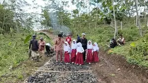 Pengaspalan jalan Desa Kampung Caringin - Pasirpacet, Kecamatan Tegalbuleud, Kabupaten Sukabumi. (Sumber : Dok Desa Sumberjaya).