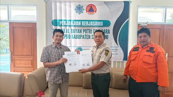 Penandatanganan kerja sama BPBD Kabupaten Sukabumi dengan SMA PU Al Bayan Putri Goalpara dalam upaya memperkuat kesiapsiagaan bencana di lingkungan sekolah, Selasa (16/9/2025). (Sumber : dok BPBD Kab Sukabumi).
