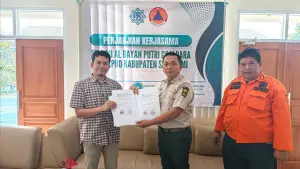 Penandatanganan kerja sama BPBD Kabupaten Sukabumi dengan SMA PU Al Bayan Putri Goalpara dalam upaya memperkuat kesiapsiagaan bencana di lingkungan sekolah, Selasa (16/9/2025). (Sumber : dok BPBD Kab Sukabumi).