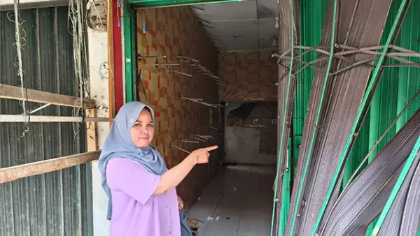 Olis Lisnawati (43 tahun), pemilik toko pakaian yang dibobol saat terjadi musibah kebakaran Gudang Sembako di Pasar Surade Sukabumi, pada Rabu (17/09/2025). | Istimewa.