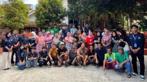 Mahasiswa KKN Universitas Nusa Putra 2025 bersama warga Cikahuripan Cisolok Kabupaten Sukabumi (Sumber: dok kkn)