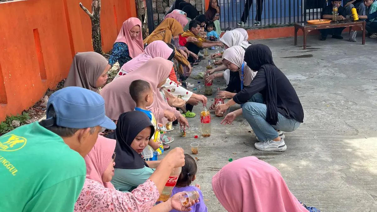 Botram. Makan bersama warga Cikahuripan dan mahasiswa KKN Universitas Nusa Putra