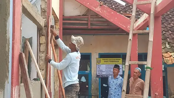 Pekerja sedang melakukan proses rehabilitasi ruang kelas di SDN Simpangsari, Desa Cikangkung, Kecamatan Ciracap, Kabupaten Sukabumi, Rabu (17/9/2025). (Sumber Foto: Istimewa)