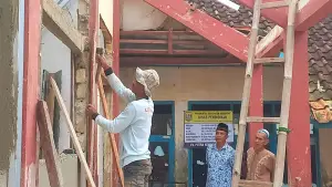 Pekerja sedang melakukan proses rehabilitasi ruang kelas di SDN Simpangsari, Desa Cikangkung, Kecamatan Ciracap, Kabupaten Sukabumi, Rabu (17/9/2025). (Sumber Foto: Istimewa)