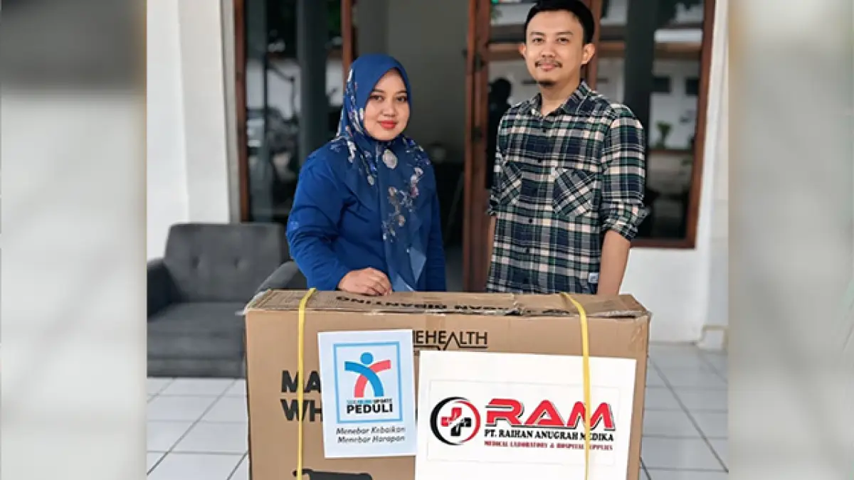 Warga Ridogalih Terima Bantuan Kursi Roda dari Yayasan Sukabumi Update Peduli