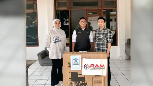 Bantuan kursi roda untuk Warga Desa Nagrak Selatan dari Yayasan Sukabumi Update Peduli. (Sumber : Sukabumiupdate.com).