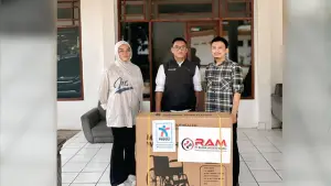 Bantuan kursi roda untuk Warga Desa Nagrak Selatan dari Yayasan Sukabumi Update Peduli. (Sumber : Sukabumiupdate.com).