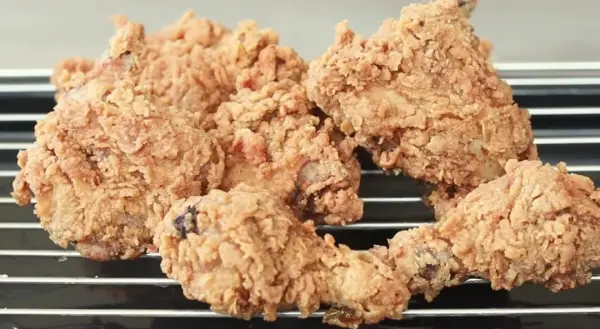 Tampilan Fried Chicken ala Chef Devina Hermawan, Renyah di Luar Lembut di Dalam (Sumber : Youtube /@devinahermawan)