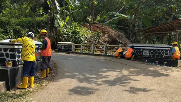 UPTD PU Wilayah IV Palabuhanratu melakukan monitoring jembatan pada Rabu (17/9/2025). (Sumber : Dok Dinas PU).