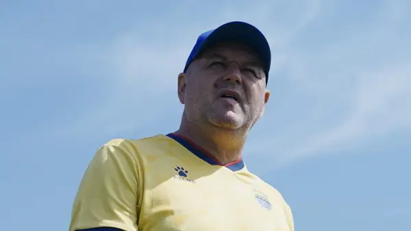 Bojan Hodak memimpin latihan skuad Persib jelang menghadapi laga perdana di Asia (Sumber: Instagram/@persib)