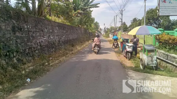 Suasana jalan Kabupaten Sukabumi, tepatnya di ruas jalan Karangtengah-Cireundeu penghuhung Kecamatan Nagrak dengan Kecamatan Cibadak. (Sumber Foto: Istimewa)
