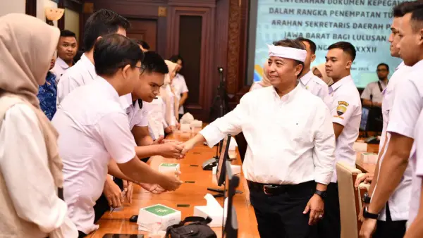 Sekda Jabar Herman Suryatman menghadiri Serah Terima CPNS Lulusan IPDN ke Pemerintah Daerah di Gedung Sate Provinsi Jawa Barat, Kota Bandung, Rabu (17/9/2025). (Sumber Foto: Biro Adpim Jabar)
