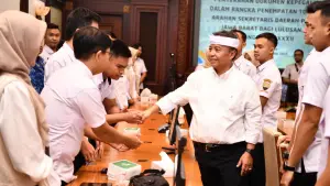 Sekda Jabar Herman Suryatman menghadiri Serah Terima CPNS Lulusan IPDN ke Pemerintah Daerah di Gedung Sate Provinsi Jawa Barat, Kota Bandung, Rabu (17/9/2025). (Sumber Foto: Biro Adpim Jabar)