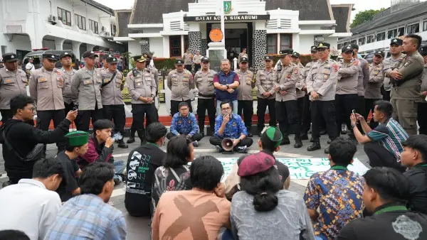 Wakil Wali Kota Sukabumi Bobby Maulana saat menemui massa aksi di depan Balai Kota Sukabumi pada Rabu (17/9/2025). (Sumber: Dokpim Pemkot)
