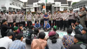 Wakil Wali Kota Sukabumi Bobby Maulana saat menemui massa aksi di depan Balai Kota Sukabumi pada Rabu (17/9/2025). (Sumber: Dokpim Pemkot)