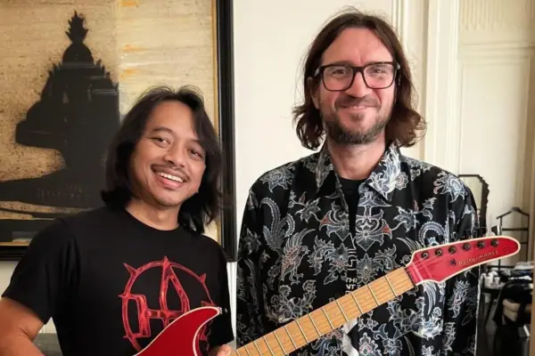 John Frusciante gitaris RHCP & maestro gitar Indonesia, Dewa Budjana, membuktikan bahwa musik adalah bahasa universal. (Sumber foto: Instagram @dewabudjana)