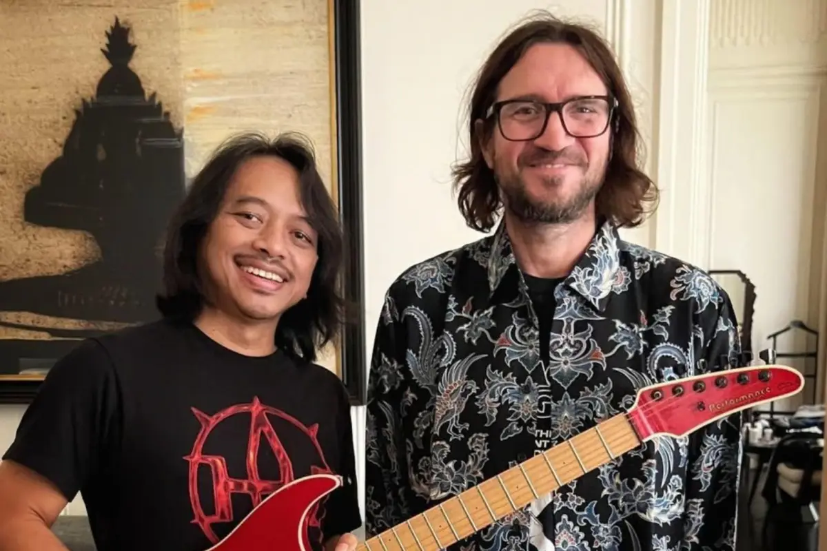Dewa Budjana dan John Frusciante, Kisah Persahabatan Global Terajut Lewat Batik & Harmoni Musik