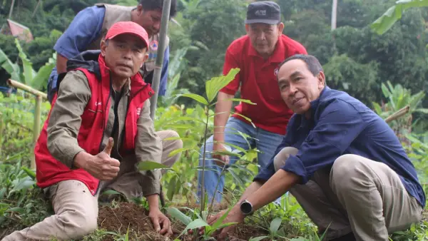 Tanam pohon kehidupan, salah satu kegiatan Ketua PMI dan Sekda Kabupaten Sukabumi (Sumber: dok pmi)