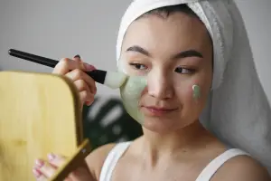 Ilustrasi menggunakan masker wajah alami untuk perawatan kulit wajah (Sumber : Freepik)