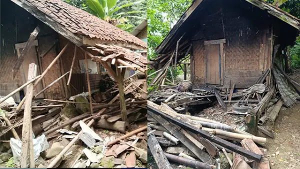 Rumah Ibu Inah (70), Kp. Cibarengkong, Rt/Rw 10/01, Desa Cidadap, Kecamatan Cidadap, Kabupaten Sukabumi. (Sumber : Dokumen P2BK Cidadap.).
