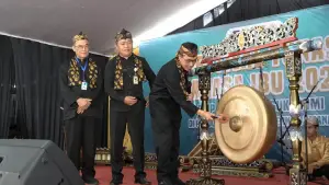 Sekda Kabupaten Sukabumi Ade Suryaman didampingi Sekdisdik Khusyairin saat membuka festival tunas bahasa ibu 2025. (Sumber : Diskominfosan Kab. Sukabumi)