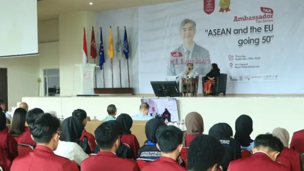 DUTA  Besar Uni Eropa untuk ASEAN, H.E Sujiro Seam, dalam Ambassador Talk “ASEAN and the EU Going 50” di Universitas Nusa Putra (NPU) Kamis (18/9/2025) (Sumber: dok nusa putra)