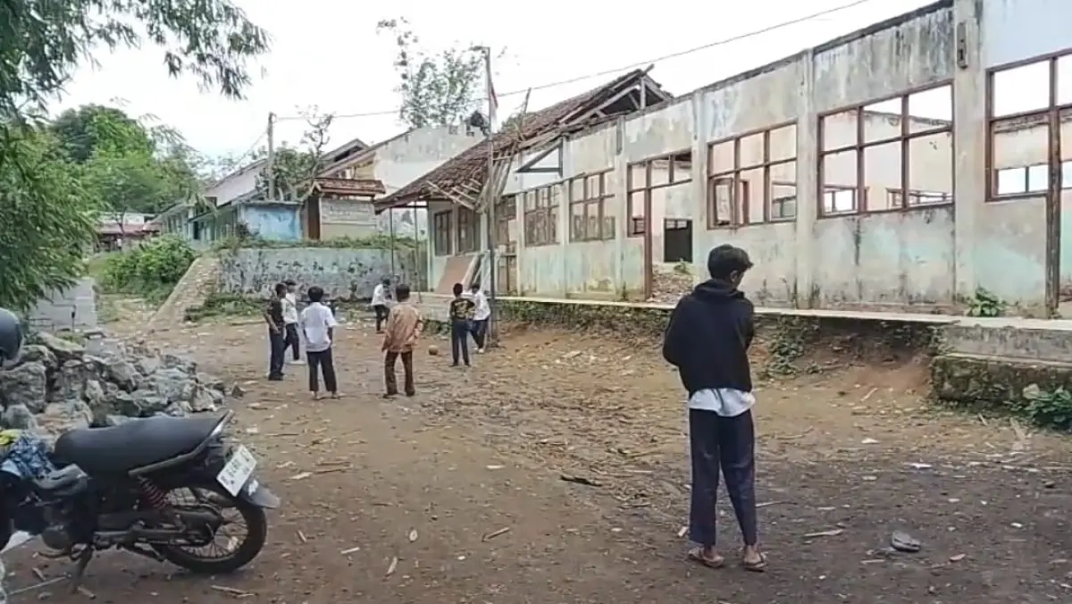 Kondisi memprihatinkan ruang kelas SMPN 5 Jampangtengah Satu Atap.