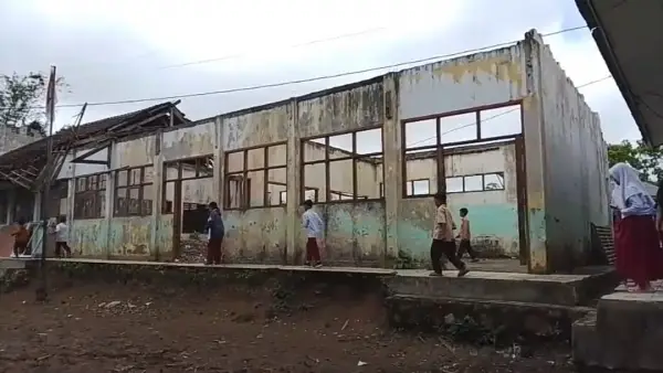 Kondisi memprihatinkan ruang kelas SDN Cilimus, Jampangtengah Sukabumi. (Sumber Foto: Istimewa)