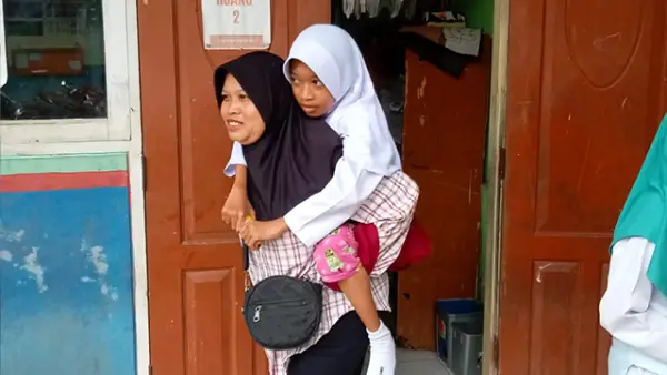 Ilma Maullia (12) Bocah lumpuh asal Bojonggenteng Sukabumi yang diantar orang tuanya tuk bersekolah. (Sumber : Dok Pemdes Bojonggenteng).