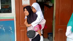 Ilma Maullia (12) Bocah lumpuh asal Bojonggenteng Sukabumi yang diantar orang tuanya tuk bersekolah. (Sumber : Dok Pemdes Bojonggenteng).