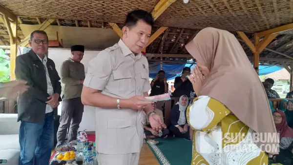 Teddy Setiadi, Anggota Fraksi Gerindra DPRD Kabupaten Sukabumi saat memberikan bantuan kepada warga Bojongkokosan | Foto : Ibnu Sanubari