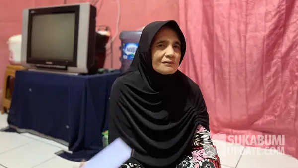 Emalia (55 tahun), ibu RR, korban TPPO di China saat ditemui dikediamannya di Cisaat, Kabupaten Sukabumi | Foto : Turangga Anom