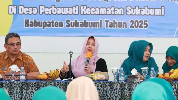 Ketua TP PKK Kabupaten Sukabumi, Rina Rosmaniar Japar saat menyampaikan arahan dalam kegiatan Bina Wilayah PKK di Kecamatan Sukabumi. (Sumber : Diskominfosan Kab. Sukabumi)
