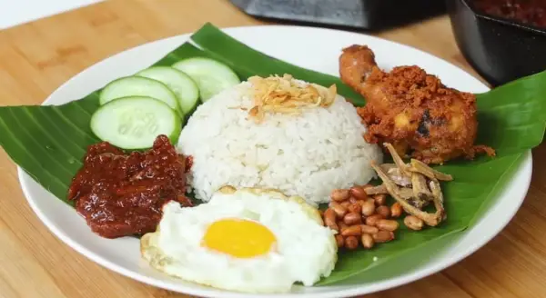 Nasi lemak dengan berbagai menu pelengkap cocok untuk hidangan bersama keluarga (Sumber : Youtube /@devinahermawan)
