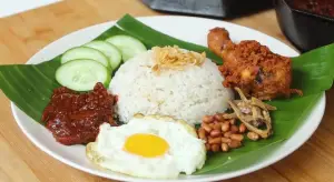 Nasi lemak dengan berbagai menu pelengkap cocok untuk hidangan bersama keluarga (Sumber : Youtube /@devinahermawan)
