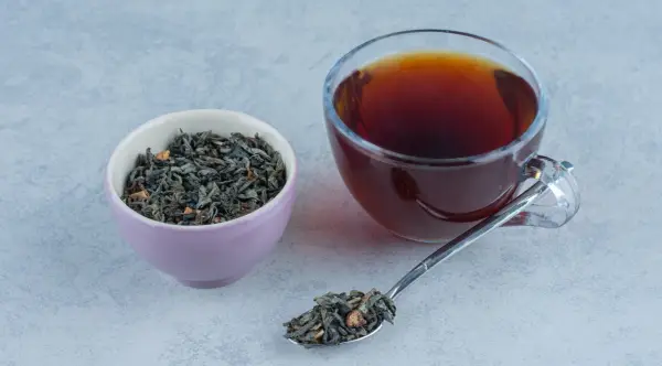 Ilustrasi teh daun saga, Cara Membuat Teh Daun Saga, Herbal Alami untuk Redakan Batuk dan Panas Dalam (Sumber : Freepik/@azerbaijan_stockers)