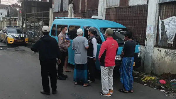 Sopir angkot jurusan Cibadak-Cisaat ditemukan meninggal didalam kendaraannya di ampung Cibatu RT 04, RW 01, Desa Cibatu, Kecamatan Cisaat, Kabupaten Sukabumi, Jumat (19/09/2025). (Sumber : Istimewa.).
