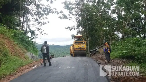 Pengaspalan Jalan Baru di ruas Cikaso–Jampangkulon pengganti Jalan Sagaranten yang hancur akibat bencana. (Sumber: UPTD PU Sagaranten)