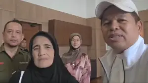 Gubernur Jawa Barat Dedi Mulyadi saat bertemu dengan ibu korban TPPO asal Sukabumi yang dijual ke China. (Sumber Foto: Medsos KDM)