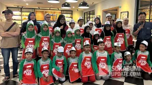 Yayasan Sukabumi Update Peduli dan PT Raihan Anugrah Medika (RAM) bersama anak yatim, Jumat (19/09/2025). (Sumber : Sukabumiupdate.com).