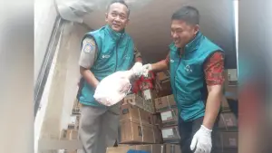 Petugas dari Dinsos Kabupaten Sukabumi (kanan) saat mendistribusikan daging kambing beku hibah di Sagaranten. (Sumber Foto: Istimewa)