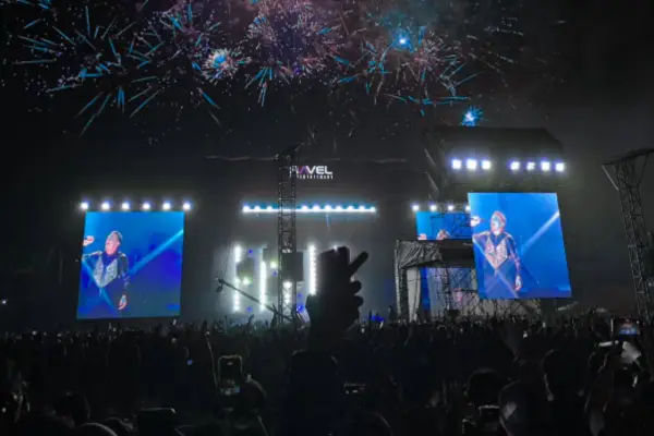 “Plug In Baby,” “Time is Running Out,” “Supermassive Black Hole,” dan “Uprising.” Pesta kembang api yang menyala di langit Ancol (Sumber: tangkapan layar youtube/@AFPD0306)