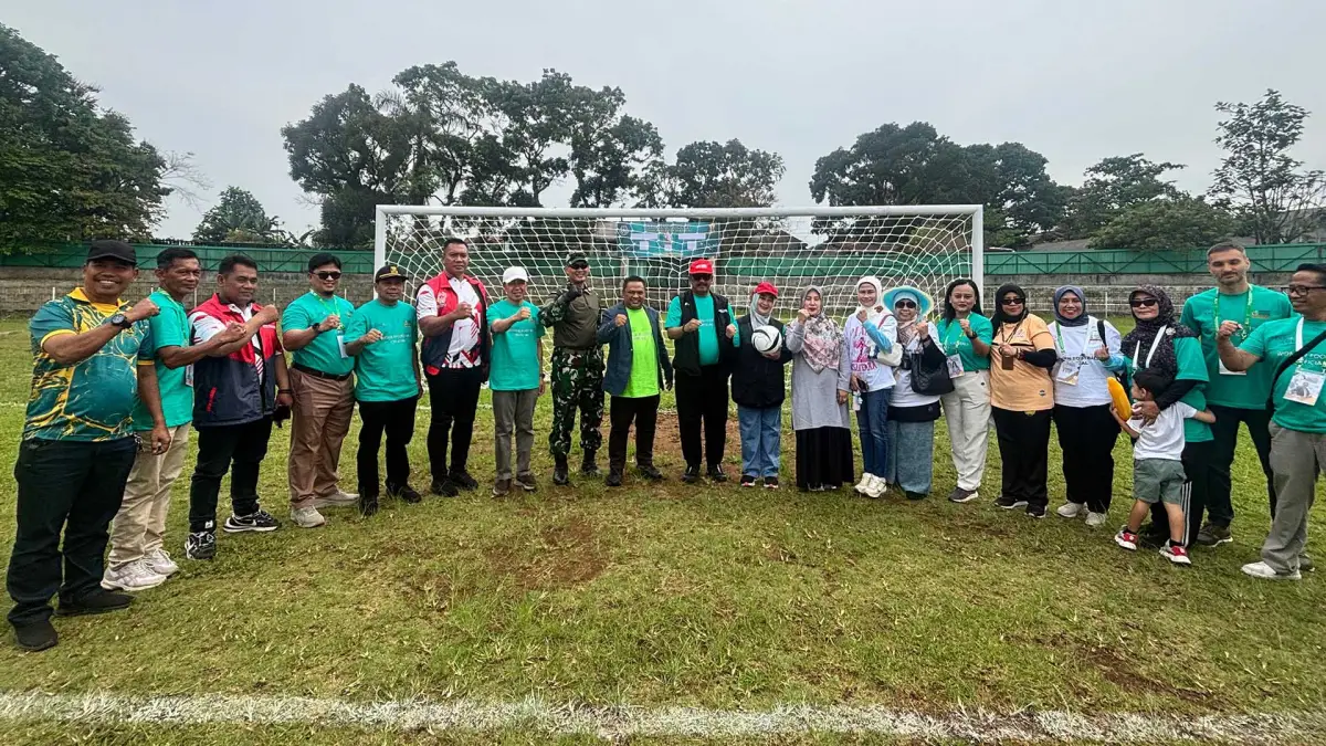Bupati Sukabumi Asep Japar berfoto bersama jajaran Panitia Penyelenggara Piala Putri Nusantara II 2025.