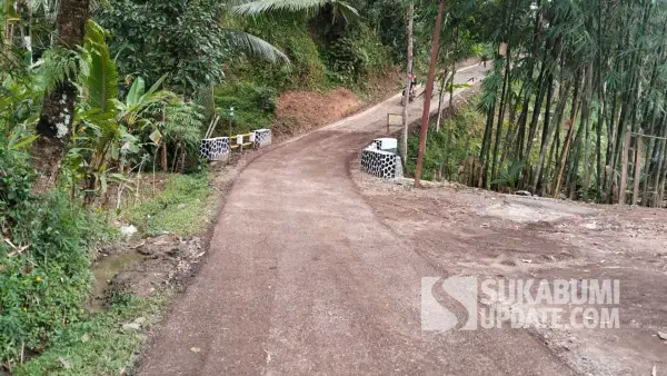 Kondis ruas jalan Sagaranten–Pasirbandung yang diperbaiki Dinas PU Kabupaten Sukabumi. (Sumber Foto: Istimewa)