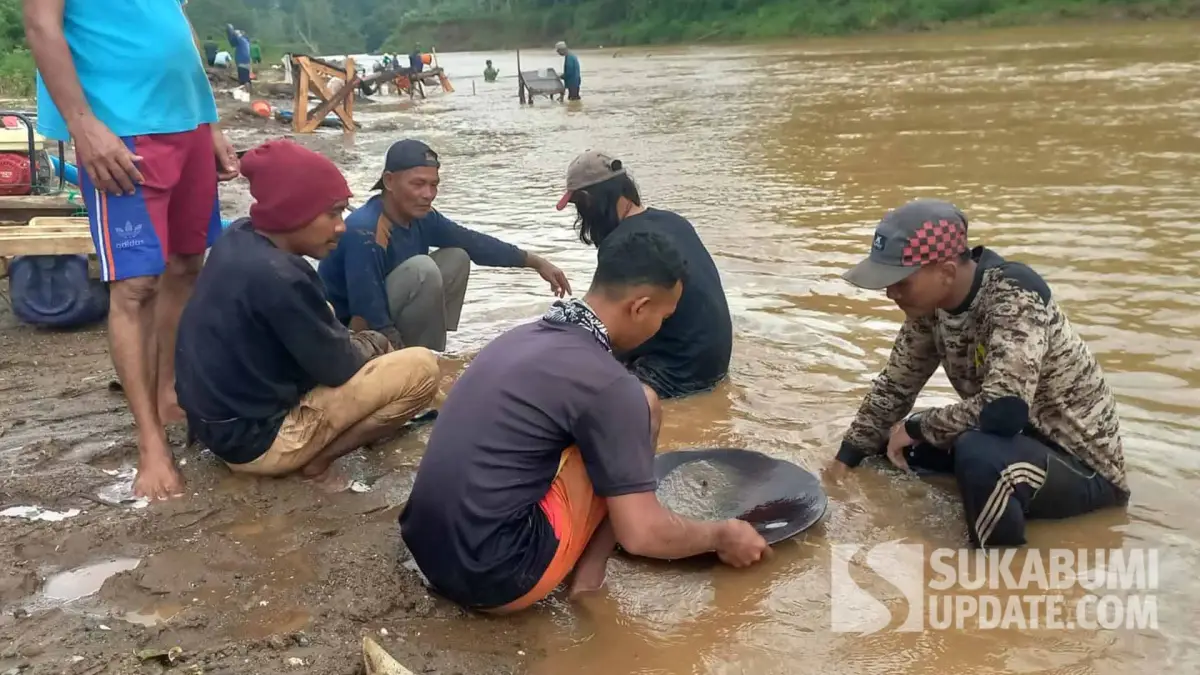 Bermodal Alat Sederhana, Warga Berburu Butiran Emas di Sungai Cikaso Sukabumi