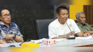 Kepala DKUKM Kabupaten Sukabumi, Sigit Widarmadi, saat menghadiri Rapat Koordinasi Koperasi Merah Putih. (Sumber Foto: Dokpim Pemkab Sukabumi)
