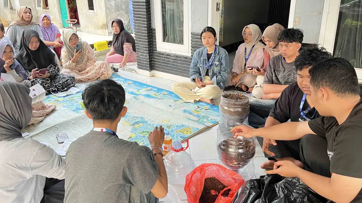 KKN 51 NPU mengedukasi masyarakat tentang pengelolaan limbah organik rumah  tangga secara mandiri.