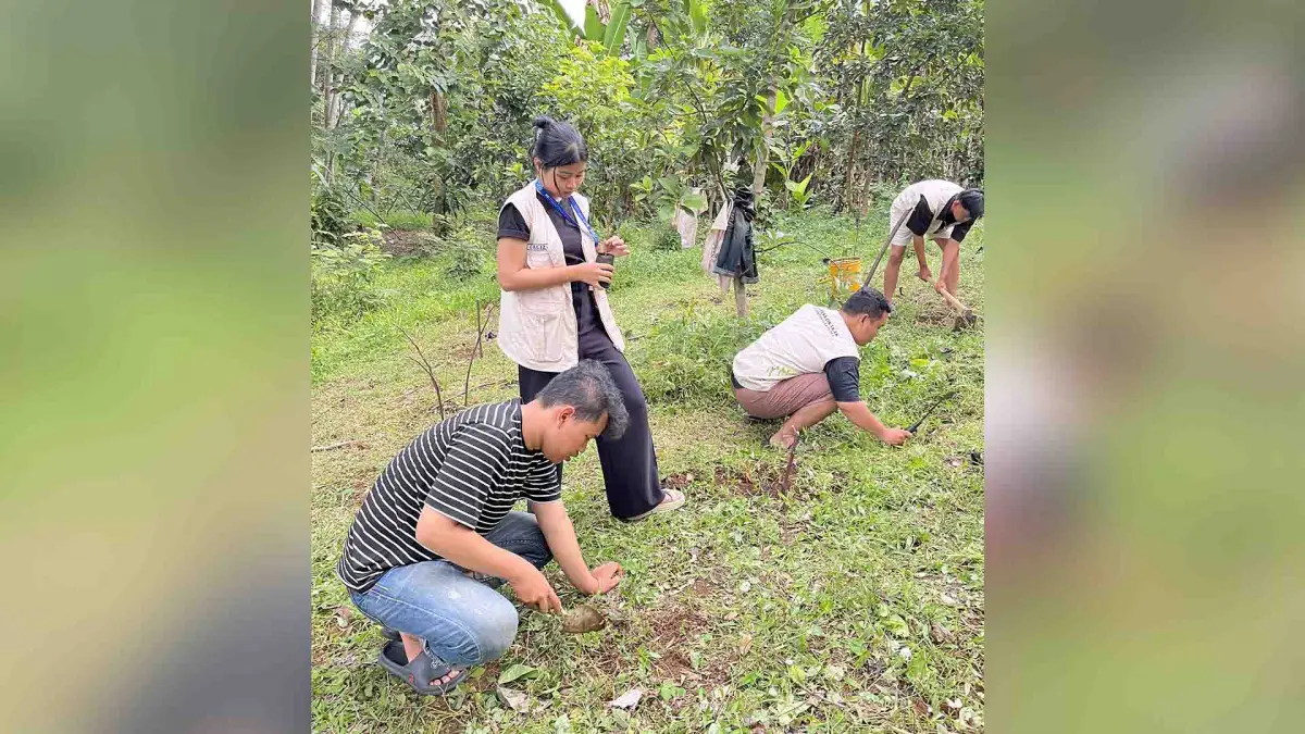 Warga dan Mahasiswa KKN kelompok 51 NPU melakukan reboisasi dengan menanam Pohon Jengjeng.