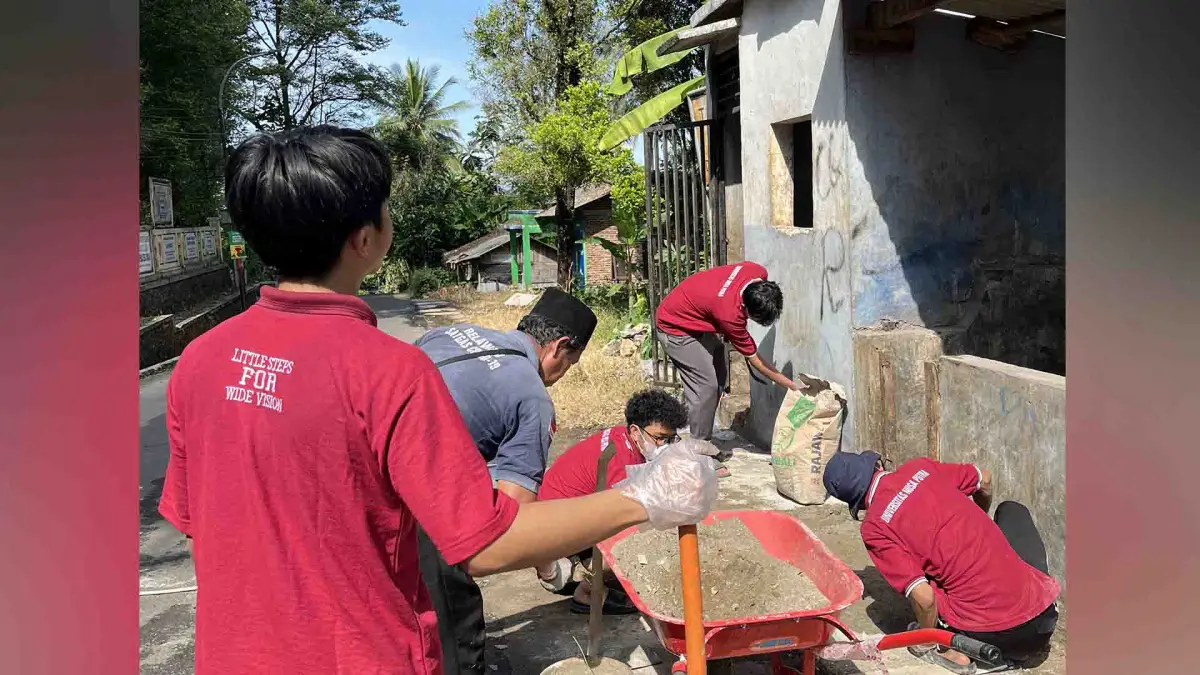 Mahasiswa KKN Kelompok 51 NPU saat merenovasi Bank Sampah Desa Cikakak.
