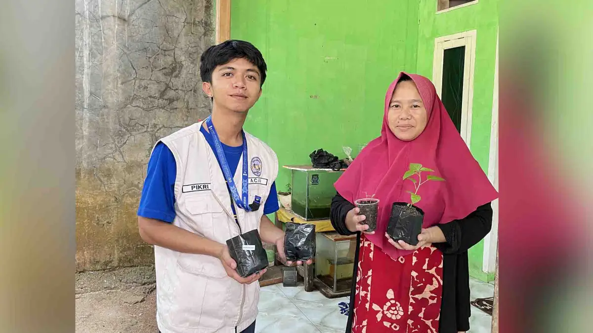 Mahasiswa KKN Kelompok 51 NPU saat membagikan benih sayuran kepada warga Desa Cikakak.